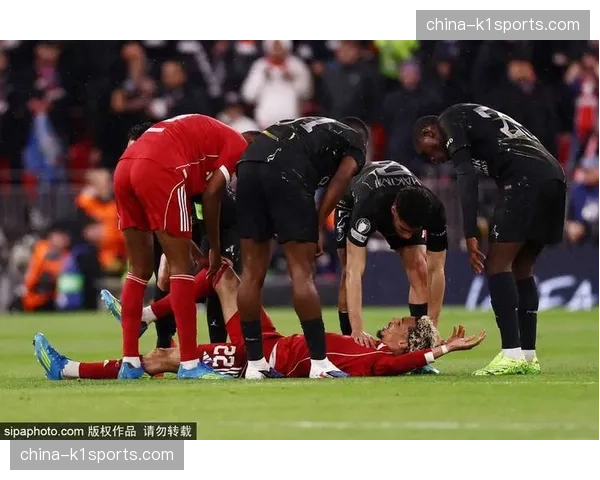 埃基蒂克无对抗倒地掩面痛哭，担架抬离安菲尔德球场